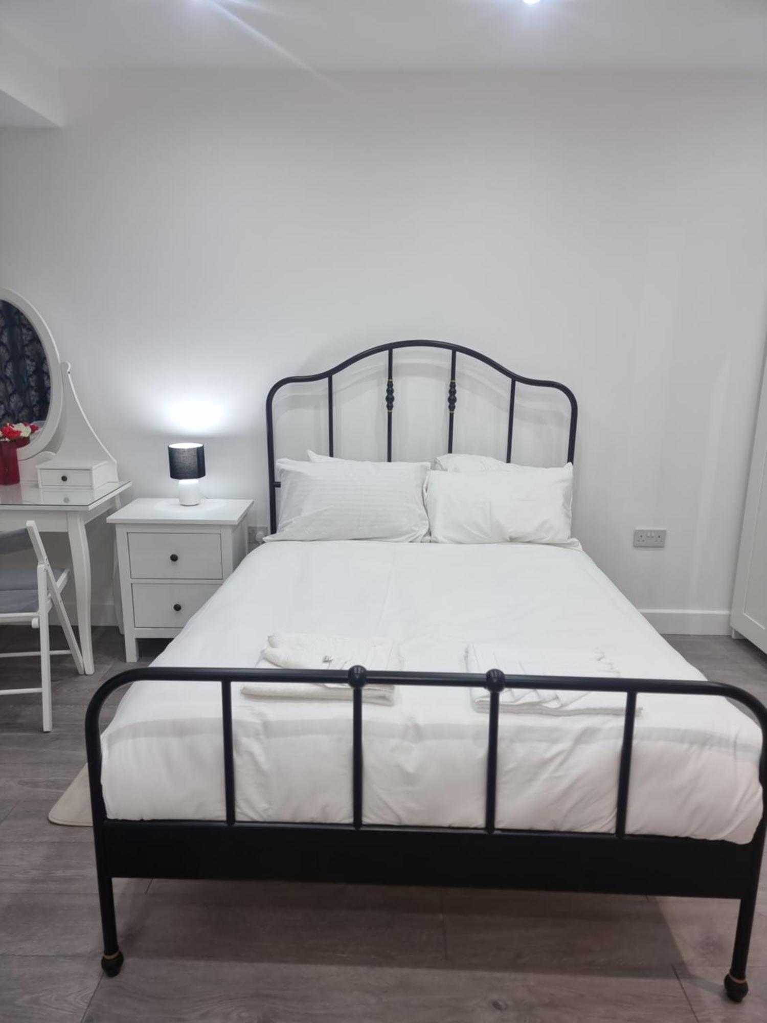 Brand New Studios In Хароу Екстериор снимка
