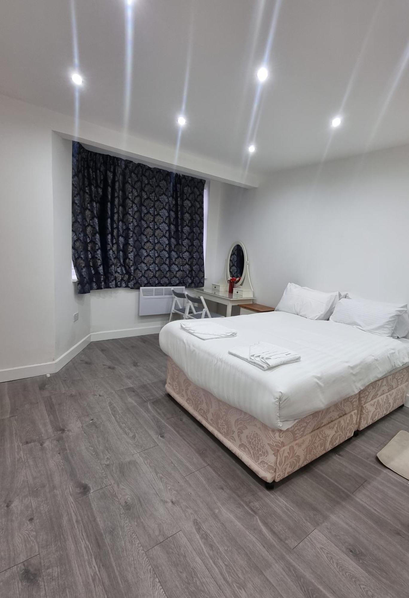 Brand New Studios In Хароу Екстериор снимка