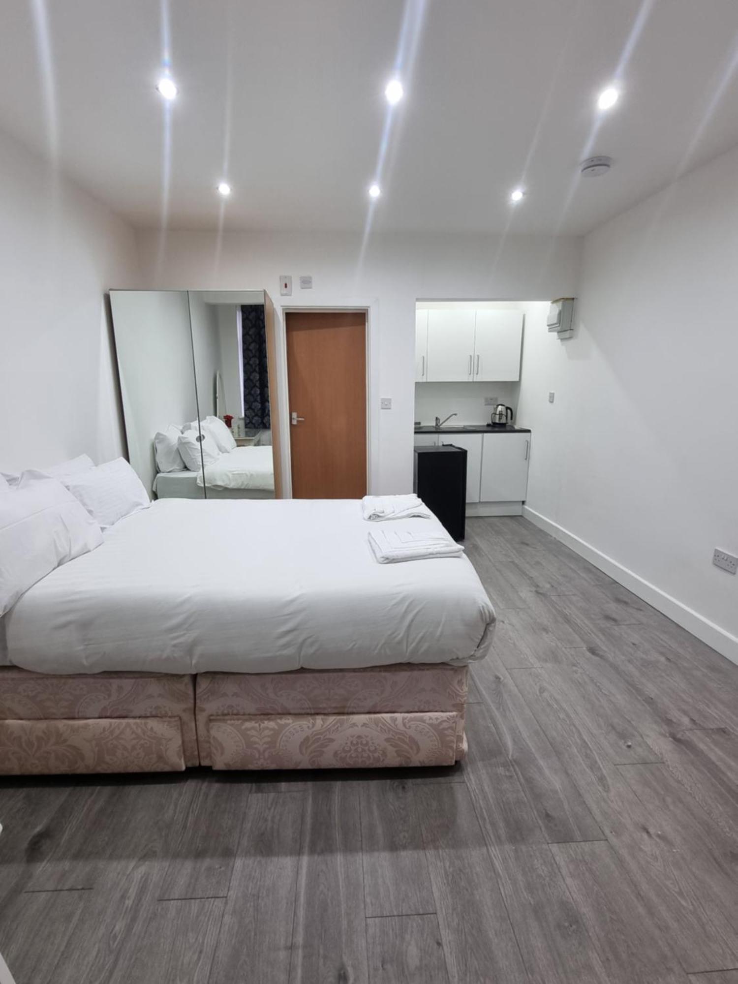 Brand New Studios In Хароу Екстериор снимка