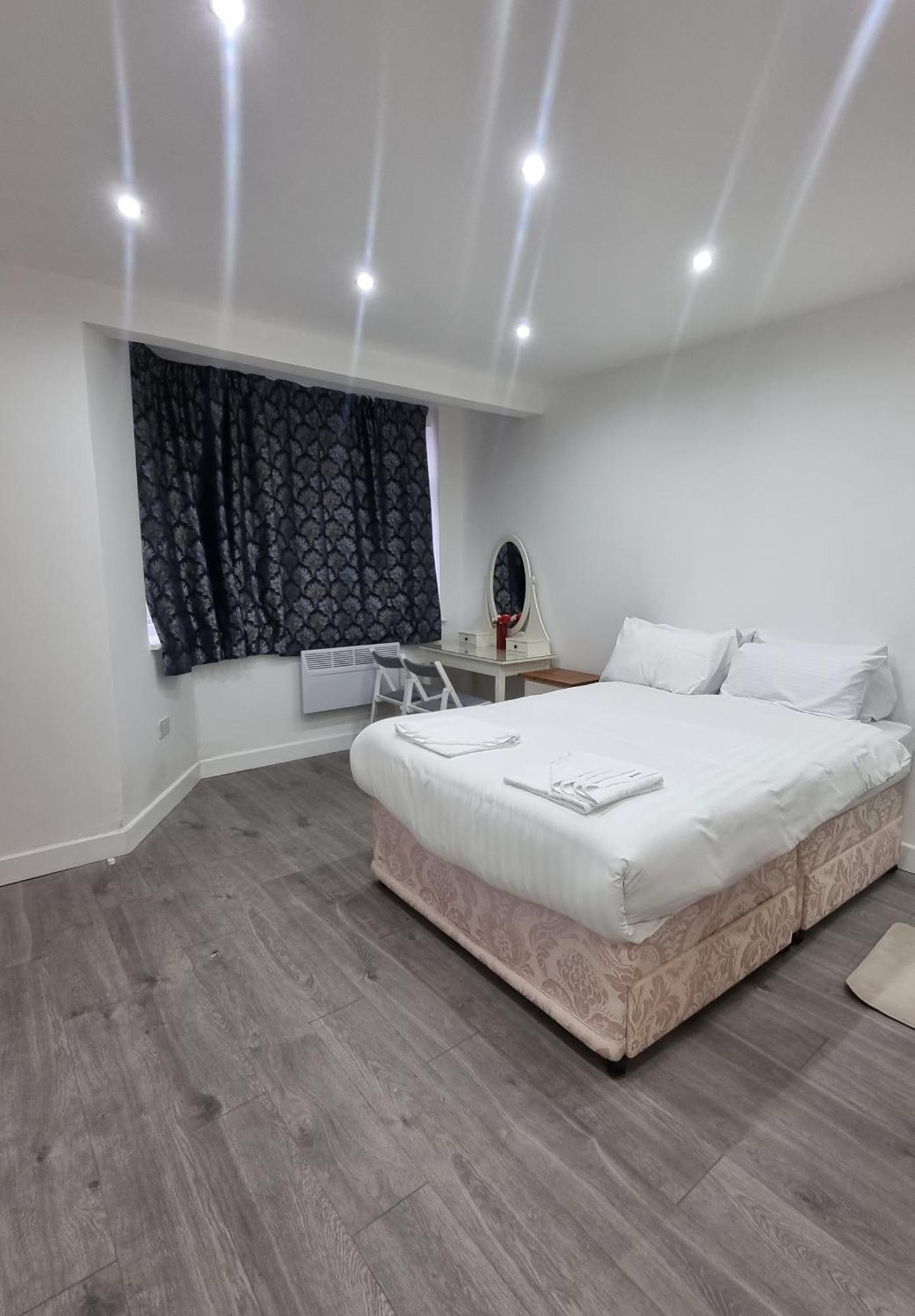 Brand New Studios In Хароу Екстериор снимка